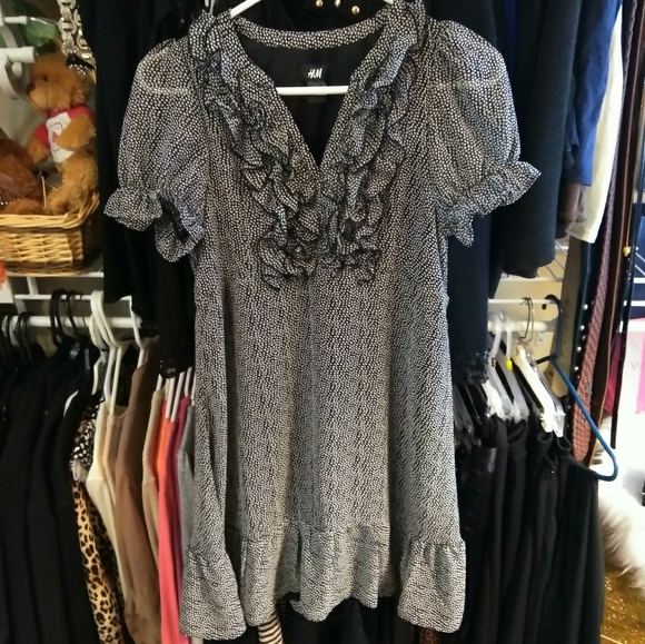 H&M Dresses & Skirts - H & M cap-sleeved, ruffled babydoll top.  FAB!